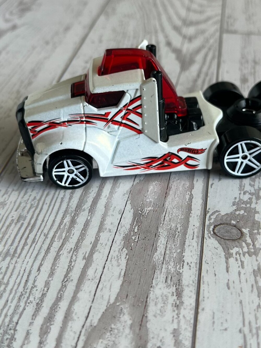 2014 HOT WHEELS DRIVIN' WILD WHITE SEMI CAB TRACTOR WITH RED - CAB ONLY